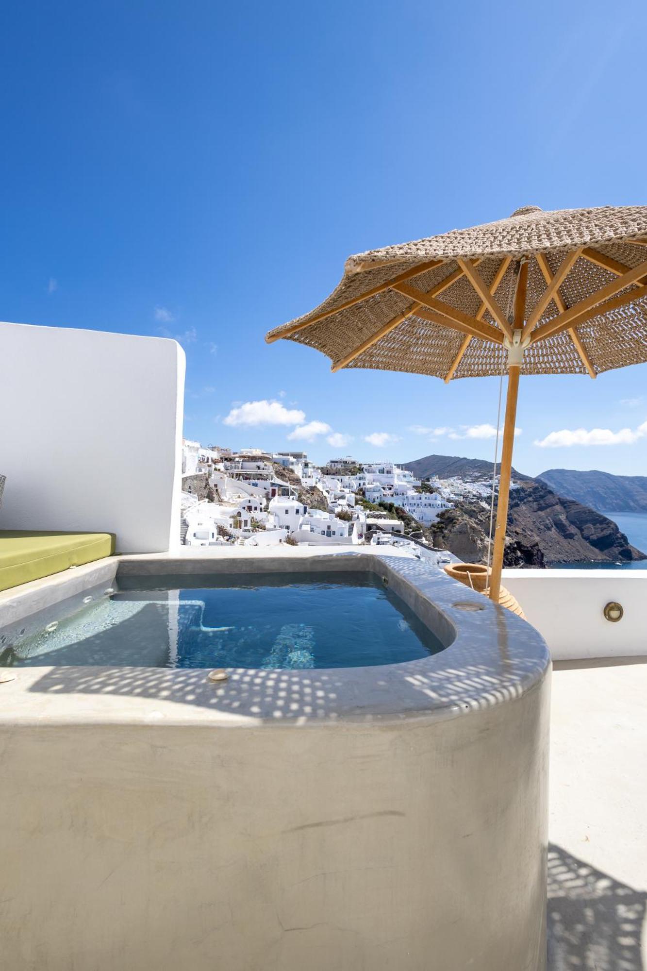 Rhenia'S Suites Oía Exterior photo